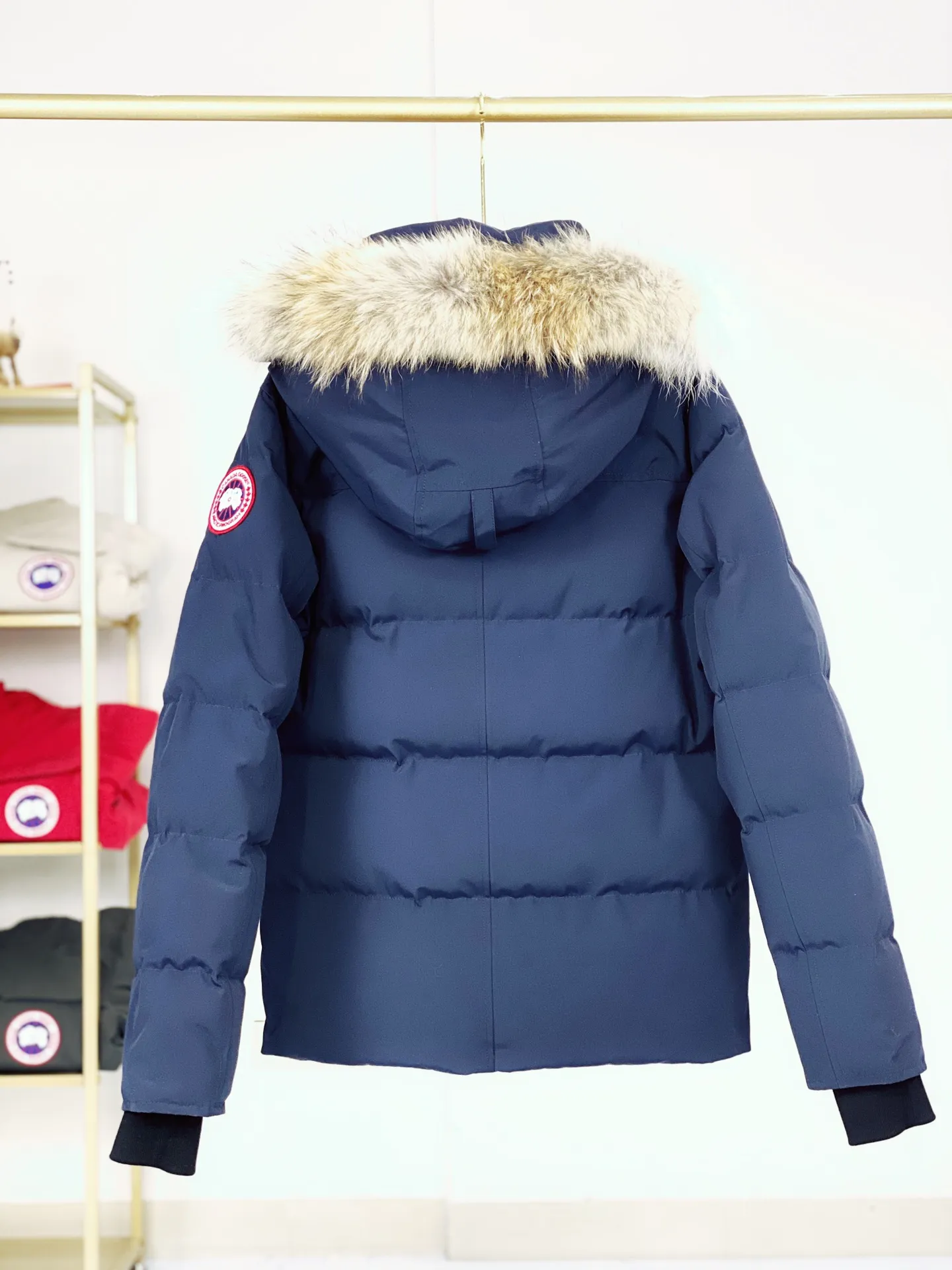 P820 Canada goose/Canada Goose Wyndham 388M 29 parka down jackets, genuine original version, you need to compare with the genuine product at any time, all accessories are customized from the original factory 💯The softness and hardness of the fabric are compared with the genuine ones, and they can be restored by kneading at will (fabric misunderstanding: fabrics that are not high hardness are waterproof. Only when you buy the latest genuine version this year will you notice the softness and comfort of the fabric) 💯Authentic white duck down is synchronized with the down Fluffy and not clumping, filled with electronically controlled down filling machine. 💯Customized zippers with authentic YKK military-grade copper core zipper pulls. High hardness and no jamming. 💯The fur collar is purchased from Western Canada coyote skin and is customized. Zipper cord, pocket label, back label, collar velvet, velcro fasteners, cuffs, all details are updated simultaneously with the original version, the best version, the most complete color matching, the fighter in the world 29, battle various worldly goods, size: XS-XXL (size chart attached below), color: as shown below
